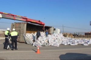 K&ouml;m&uuml;r y&uuml;kl&uuml; TIR devrildi: 1 yaralı