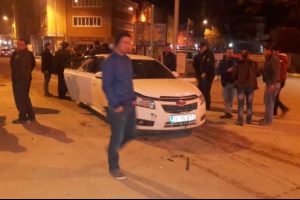 İki otomobil &ccedil;arpıştı: 3'&uuml; &ccedil;ocuk 8 yaralı