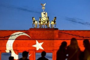 Tarihi Brandenburg Kapısı T&uuml;rk bayrağının renklerine b&uuml;r&uuml;nd&uuml;