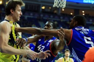 Fenerbah&ccedil;e-Anadolu Efes ma&ccedil;ında olay &ccedil;ıktı!