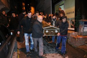 Camdan i&ccedil;eri girince onu cansız buldu