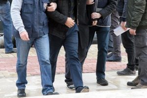 İzmir merkezli FET&Ouml;/PDY operasyonunda 7 g&ouml;zaltı