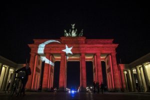 Brandenburg Kapısına T&uuml;rk bayrağı yansıtıldı
