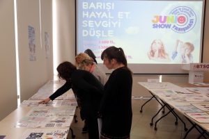 Bursa'da gen&ccedil; yetenekler kıyafetleri barış i&ccedil;in tasarladı