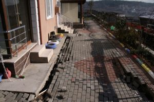 İnşaat &ccedil;alışması 4 evin temelini kaydırdı