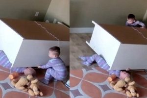 İki yaşındaki ikiz kardeşini &ouml;l&uuml;mden b&ouml;yle kurtardı!