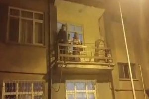 Hırsızlık yapmak istediği evin balkonunda mahsur kaldı