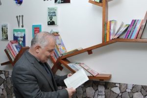 Bursa'da Hasan &Ouml;ztimur İlkokulu koridoru kitaplarla donatıldı