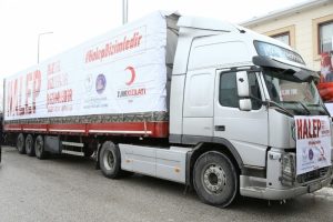 Halep i&ccedil;in toplanan 102 tırlık yardım yola &ccedil;ıktı