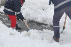 Kar temizlerken bulduğu 20 bin lirayı sahibine ulaştırdı