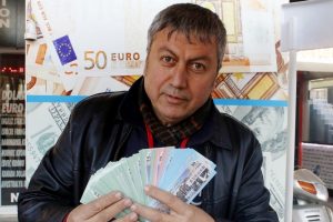60 milyonluk &ccedil;eyrek bileti satan bayi, kendine de 200 bilet almış