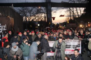 Sendika &uuml;yeleri saldırının yaşandığı kul&uuml;b&uuml;n &ouml;n&uuml;ne karanfil bıraktı