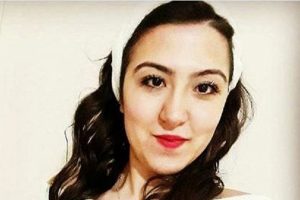 Yoldan karşıya ge&ccedil;en &uuml;niversitelilere otomobil &ccedil;arptı: 1 &ouml;l&uuml;, 1 yaralı