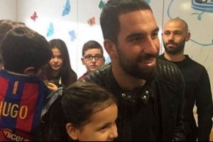 Barcelonalı futbolculardan &ccedil;ocuklara yeni yıl hediyesi