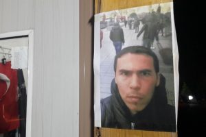 Ter&ouml;ristin fotoğrafı parklara asıldı