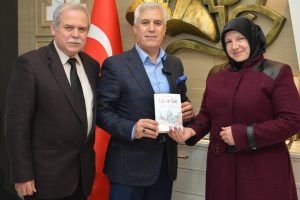 Yunanistanlı Yazar Serdar'dan Bozbey'e kitap hediyesi