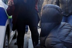 Bisikletini &ccedil;alan hırsızı yerin dibine soktu: Senin gibiler y&uuml;z&uuml;nden...