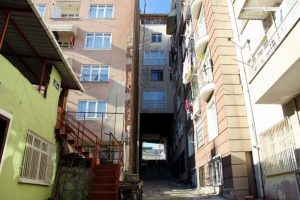 5 katlı binanın altından sokak ge&ccedil;iyor