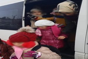 17 kişilik servisten 42 &ouml;ğrenci &ccedil;ıktı