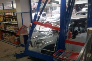 S&uuml;r&uuml;c&uuml; fren yerine gaza basınca otomobil markete girdi