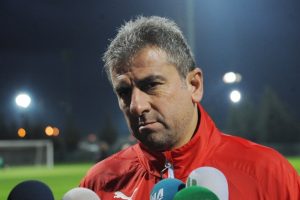 Bursaspor'un hocası Hamzaoğlu transferde temkinli davranıyor