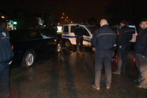 Kırmızı ışıkta ge&ccedil;ip polis otosuna &ccedil;arptı