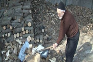 Bursa'da 83 yaşında her g&uuml;n tonlarca odun kırıyor