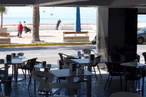 Restoranların "bir kısmı a&ccedil;ık" alanlarında da sigara i&ccedil;ilemeyecek