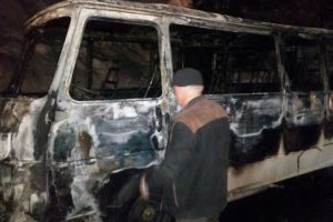 Minib&uuml;s alev aldı, s&uuml;r&uuml;c&uuml; canını zor kurtardı