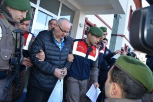 Ailesini katlettiği &ouml;ne s&uuml;r&uuml;len şahıs tutuklandı