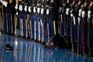 Obama'nın veda konuşması sırasında şoke eden olay!