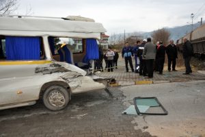 Y&uuml;k treni &ouml;ğrenci servisine &ccedil;arptı: 5 yaralı