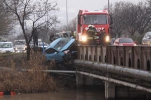 Yoldan &ccedil;ıkan otomobil k&ouml;pr&uuml;de asılı kaldı