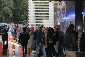 Patlamanın ardından hastane &ouml;n&uuml;nde gergin bekleyiş