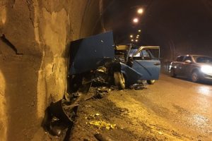 İki otomobil t&uuml;nelde &ccedil;arpıştı: 3 yaralı