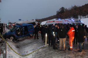Askeri ara&ccedil; ve yolcu minib&uuml;s&uuml; &ccedil;arpıştı: 2 şehit, 10 yaralı