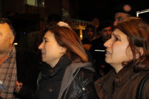 Şehit zabıt katibinin yakınları sinir krizi ge&ccedil;irdi