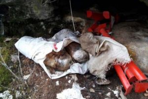 PKK'nın deposunda &ccedil;ok sayıda silah, m&uuml;himmat ve r&uuml;tbeli asker &uuml;niformaları bulundu