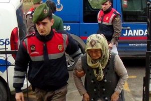 Komşusunu bı&ccedil;akla yaralayan kadın tutuklandı