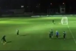 Bursaspor Teknik Direkt&ouml;r&uuml; Hamza Hamzaoğlu, idmanda m&uuml;kemmel bir gol attı