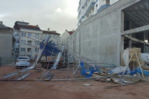 Fırtına Bursa'yı u&ccedil;urdu... Tonlarca ağırlığındaki iskele yerinden s&ouml;k&uuml;ld&uuml;