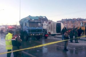 &Ouml;ğrenci servisi devrildi: 2 &ouml;l&uuml;, 42 yaralı