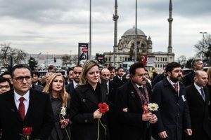 ABD'nin İstanbul Başkonsolosu Reina &ouml;n&uuml;ne &ccedil;i&ccedil;ek bıraktı