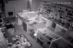 Kameralara aldırmayan hırsızlar 22 telefon &ccedil;aldı