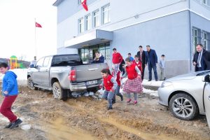 Bursa'da &ouml;ğrencilerin &ccedil;amur ile imtihanı