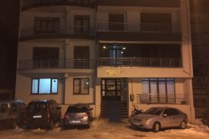Bir şey bulamayınca perdeleri &ccedil;aldılar