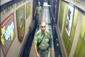 Darbeci binbaşının &ouml;ld&uuml;r&uuml;lme anı g&uuml;venlik kamerasında