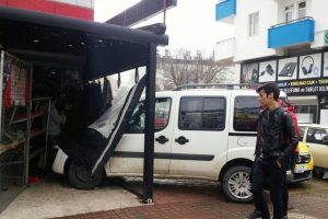 Halk otob&uuml;s&uuml; ile &ccedil;arpışan otomobil iş yerine girdi