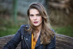 &Ouml;zcan Deniz, Aslı Enver'de ısrar ediyor
