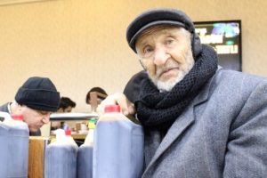 Hasta eşine bakabilmek i&ccedil;in sokak sokak gezip pekmez satıyor